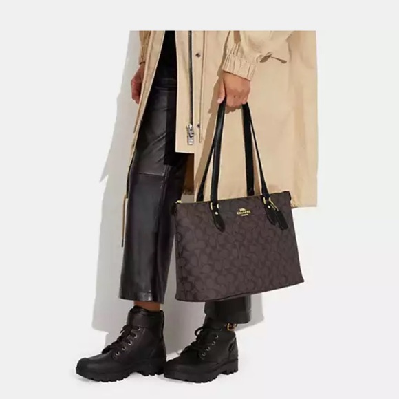 Coach Handbags - COASH TOTE BAG LIKE NEW